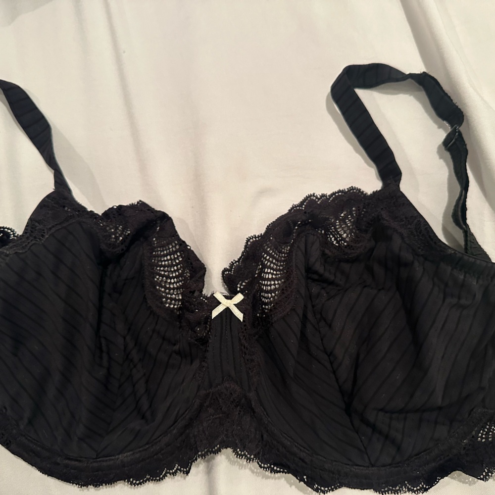 Paramour black lace underwire bra, size 38DDD
